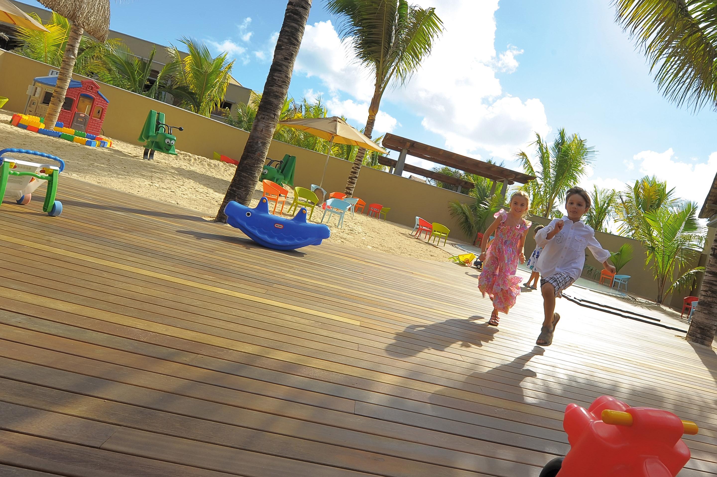 Trou Aux Biches Beachcomber Golf Resort & Spa Екстериор снимка Children playing at the resort